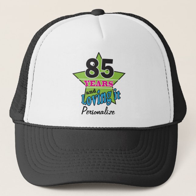 Gorra De Camionero 85 años y amándola | 85º cumpleaños | Nombre DIY (Anverso)