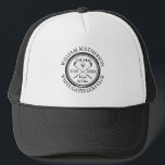 Gorra De Camionero Agujero en un clásico golf personalizado<br><div class="desc">Con un diseño retro clásico con efecto de sello antiguo. Personalice el nombre,  el número de taladro de la ubicación y la fecha para crear un gran conservador de golf para celebrar ese fantástico hoyo en uno. Diseñado por Thisisnotme©</div>
