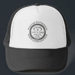 Gorra De Camionero Agujero en un clásico golf personalizado<br><div class="desc">Con un diseño retro clásico con efecto de sello antiguo. Personalice el nombre,  el número de taladro de la ubicación y la fecha para crear un gran conservador de golf para celebrar ese fantástico hoyo en uno. Diseñado por Thisisnotme©</div>