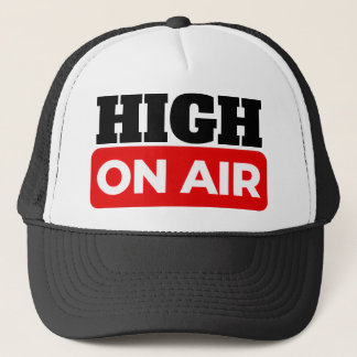 GORRA DE CAMIONERO ALTO EN EL AIRE