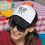 Gorra De Camionero Añadir su nombre de club Personalizado de entrenad<br><div class="desc">Personalizar fácilmente este sombrero de camionero agregando el nombre de su club o sociedad haciendo clic en el botón "Personalizar". La paleta de colores es totalmente personalizable, lo que garantiza una perfecta coincidencia con los tonos distintivos de tu club. Simplemente agregue el nombre de su club y lo personalizará con...</div>