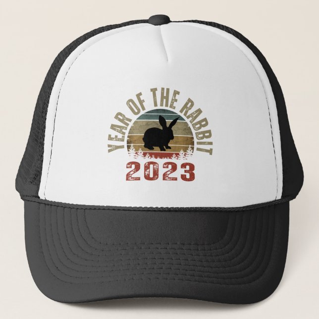 GORRA DE CAMIONERO AÑO DEL RABBIT 2023 TRUCKER HAT (Anverso)