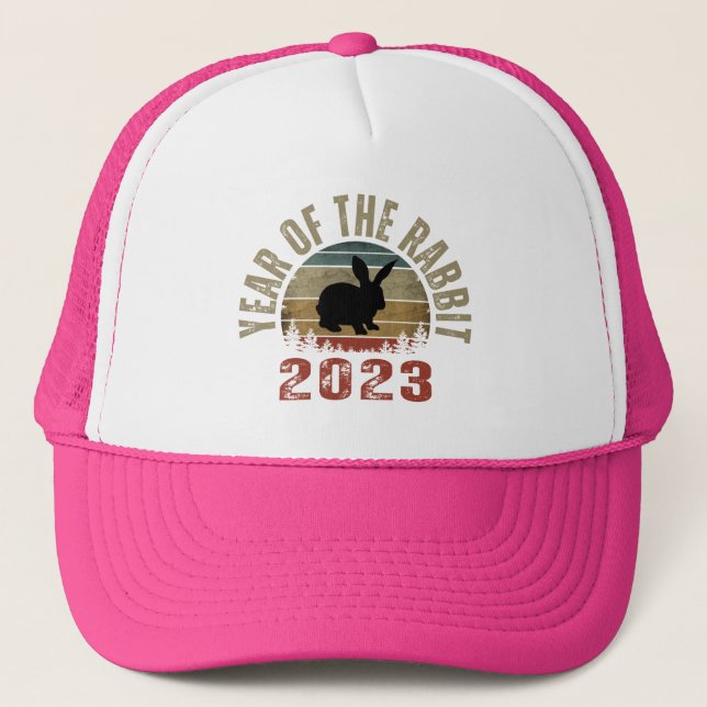 GORRA DE CAMIONERO AÑO DEL RABBIT 2023 TRUCKER HAT (Anverso)