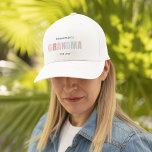 Gorra De Camionero Ascendido a la abuela EST 2025<br><div class="desc">Celebra un momento de estilo que cambia la vida con este encantador sombrero de camionero "Promocionado a la abuela EST 2025". Con una suave y neutra letra pastel sobre un fondo blanco limpio, este diseño es un regalo perfecto para una nueva abuela, revelación de invitación de bebé, o Día de...</div>