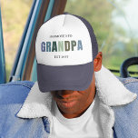 Gorra De Camionero Ascendido al abuelo EST 2025 | Nuevo abuelo<br><div class="desc">Celebra un momento histórico con este sombrero de camionero "Promovido al abuelo EST 2025"! Diseñado con una paleta de colores moderna y neutra desde el punto de vista del género, este gorra es el regalo perfecto para la invitación del embarazo para los abuelos nuevos o futuros. Fantástico para el Día...</div>
