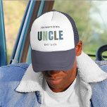 Gorra De Camionero Ascendido al tío EST 2025 | Nuevo tío<br><div class="desc">¡Celebren las grandes noticias con estilo con este sombrero de camionero "ascendido al tío EST 2025"! Un modo divertido y moderno de anunciar un embarazo o regalar a un tío que pronto será, este gorra presenta una tipografía moderna en suaves tonos pastel y un diseño clásico de malla dorada. Ya...</div>