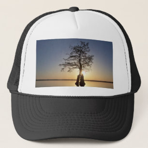 Gorra De Camionero Atardecer detrás de un árbol