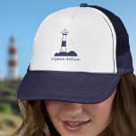 Gorra De Camionero Azul de la Marina de Faro<br><div class="desc">Una gorra sencilla con un ilustracion de faro y un nombre de personalizable en tonos azul marino. ¡Podría ser un regalo excelente para un marinero,  un propietario de un barco o un amante de los océanos y las costas marítimas!</div>