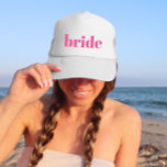 Gorra De Camionero Bachelorette de Novia Moderna Rosa Girly<br><div class="desc">Divertido,  rosa ligero con una simple inscripción en bloques verticales para dar a cada huésped en la despedida de soltero. ¡bonito,  favor de tu brida favorita! Mándame un mensaje si quieres algo diferente de lo que ves aquí feliz de crear algo personalizado para ti.</div>