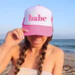Gorra De Camionero Bachelorette Minimalista de la bebé de color rosad<br><div class="desc">Divertido,  rosa ligero con una simple inscripción en bloques verticales para dar a cada huésped en la despedida de soltero. ¡bonito,  favor de tu brida favorita! Mándame un mensaje si quieres algo diferente de lo que ves aquí feliz de crear algo personalizado para ti.</div>