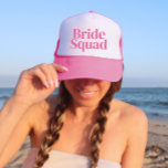 Gorra De Camionero Bachelorette personalizada rosa<br><div class="desc">Divertido,  rosa ligero con una simple inscripción en bloques verticales para dar a cada huésped en la despedida de soltero. ¡bonito,  favor de tu brida favorita! Mándame un mensaje si quieres algo diferente de lo que ves aquí feliz de crear algo personalizado para ti.</div>