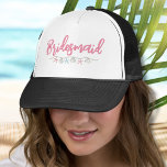 Gorra De Camionero Bachelorette Weekend Beach Bridesmaid rosa<br><div class="desc">Sombrero de camionero Bachelorette Weekend Pink Beach Shell Bridesmaid. Una fresca acuarela costera, náutica o playera con tonos rosados y verde azulados, lo que crea el ambiente para una escapada de playa con la novia y sus bestias. Desde viajes a Florida, The Hamptons, California o incluso algo más internacional como...</div>