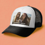 Gorra De Camionero Bestias con foto y texto Personalizado - Script<br><div class="desc">Agregue una imagen fiesta y,  a continuación,  agregue texto. Un guión divertido dice "besties" pero puede ser cambios. Si necesita ajustar la ilustración o cambiar el tipo de letra,  puede hacer clic en el área personalizar. Esto le llevará a la herramienta de diseño donde puede hacer muchos cambios.</div>