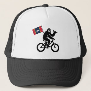 Gorra De Camionero Bigfoot en bicicleta con la bandera de Mississippi