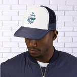 Gorra De Camionero Blanco azul moderno viviendo el béisbol de la vida<br><div class="desc">Citas inspiradoras en la tipografía "I'm Living the Grace Life" con la imagen del ganador. Esta moderna tipografía de la gorra de béisbol es una excelente manera de expresar tu estilo personal y tu fe. ¡Genial para la graduación de ese tipo especial, regalos de boda para los padrinos, cumpleaños y...</div>