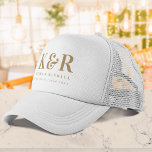 Gorra De Camionero Boda Monograma Minimalista Simple Oro y Blanco<br><div class="desc">Una colección minimalista de diseño de monograma boda de productos con tipografía clásica tradicional en oro sobre un fondo blanco limpio y simple. ¡El diseño perfecto para tu día especial!</div>