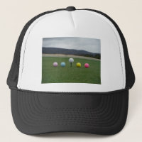 bolas de golf de colores vivos en una montaña