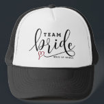 Gorra De Camionero Bonito de caligrafía moderna Equipo Personalizado<br><div class="desc">Un camionero de novias con caligrafía moderna negra y corazón rojo. Esto será perfecto para duchas de novias,  fiestas de soltera y otros eventos bodas. Personalice estos gorras para cada invitado. Este diseño está disponible en otros productos.</div>