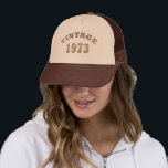 Gorra De Camionero Born in 1973 vintage 50th birthday<br><div class="desc">You can add some originality to your wardrobe with this limited edition original birthday sunset distressed vintage retro-looking design with awesome typography font lettering, is a great gift idea for men, women, husband, wife girlfriend, and a boyfriend who will love this one of a kind artwork. The best amazing and...</div>