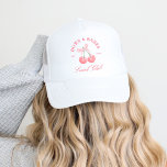 Gorra De Camionero Bows & Babes Coquette Cherries Bachelorette<br><div class="desc">La colección "Bows & Babes Coquette Cherries" aporta un toque dulce y lúdico a cualquier celebración. La suite cuenta con un cóctel de cerezo con una proa delicada, creando una estética coqueta y divertida. Con una escritura elegante y acentos suaves, esta colección capta una vibración femenina, coqueta, perfecta para un...</div>