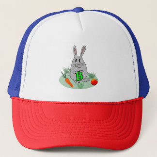 Gorra De Camionero Bunny con la letra B sobre el césped