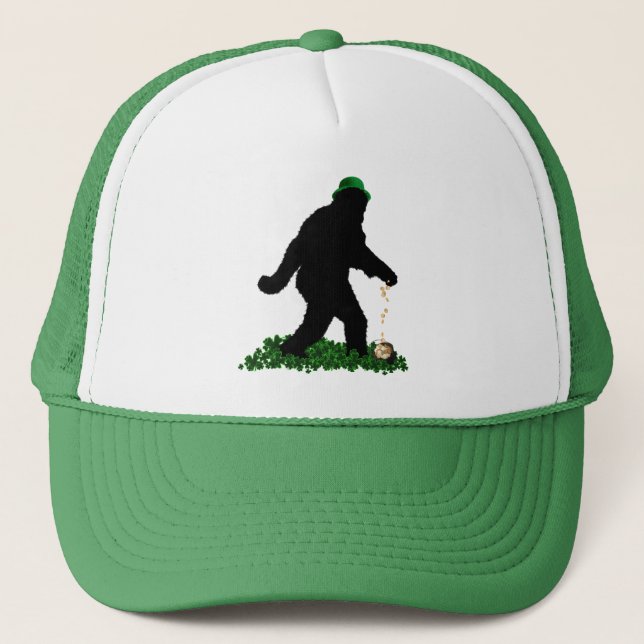Gorra De Camionero Buscando a Squatchy el Día de San Patricio (Anverso)