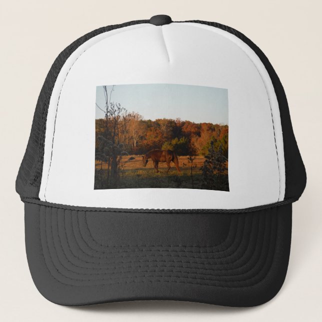 Gorra De Camionero Caballo rojo marrón, bosque otoñal. (Anverso)