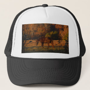 Gorra De Camionero Caballo rojo marrón, bosque otoñal.