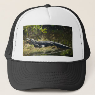 Gorra De Camionero Caimán americano descansando a lo largo de un hume