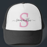 Gorra De Camionero Caligrafía de Iniciales de Monograma Minimalista<br><div class="desc">Este diseño puede ser personalizado en el área proporcionada cambiando la foto y/o el texto. O puede personalizarse haciendo clic en Personalizar esta plantilla y, a continuación, eligiendo la opción de hacer clic en el personalizar y eliminando o cambiando el color del fondo, agregando texto, cambiando el color o estilo...</div>