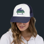Gorra De Camionero Camioneta con Personalizado de carpas pop Gráfico<br><div class="desc">Crea un regalo personalizado para un recuerdo personalizado de tu propio viaje de camping cuando añadas tu texto a esta gorra de béisbol o al gorra de un camionero. Este gorra presenta el ilustracion de un hincha de camper con una tienda de campaña en el tejado y se le muestra...</div>