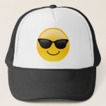 Gorra De Camionero Cara sonriente con gafas de sol Emoji Guay<br><div class="desc">Una cara sonriendo y usando gafas de sol oscuras. Se usa para denotar un sentido de frescura. Emoji divertida para todos.</div>