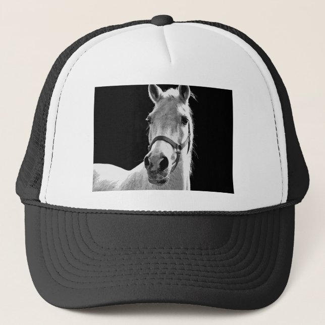 Gorra De Camionero Cerco del caballo blanco negro en la noche (Anverso)