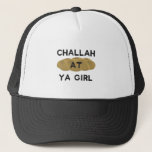 Gorra De Camionero Challah En Ya Chica<br><div class="desc">Cuenta con "Challah at Ya Chica" y hace un perfecto regalo de Hanukkah o Bat mitzvah!</div>