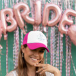Gorra De Camionero Champagne con hielo | Après Ski Winter Bachelorett<br><div class="desc">Eleva tus celebraciones después de esquiar con este elegante champán en Sombrero Camionero de Hielo, el accesorio perfecto para un fin de semana de soltera de invierno. Con un diseño lúdico con esquís cruzados, vasos de champán y texto "Après Ski Club", este camionero que combina diversión y funcionalidad. La luminosa...</div>