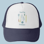 Gorra De Camionero Chef jefe personalizado<br><div class="desc">Divertido diseño de chef con utensilios de cocina vintage para su chef,  cocinero o experto en parrilladas favorito. Cambie el nombre y el texto a personalizar.</div>