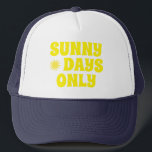 Gorra De Camionero Cita sólo de verano feliz soleado<br><div class="desc">Diseño de tipografía feliz y positivo con la cita 'Sólo días de verano' en una fuente retro amarilla.</div>