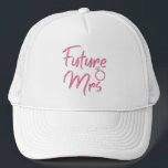 Gorra De Camionero Color rosa Futuro Sra. Trucker Hat<br><div class="desc">Futuro rosa brillante El diseño de la Sra. es genial para la ducha de novia o la fiesta de soltera, fiestas de compromiso y sesiones de fotografía. El apellido se puede cambiar fácilmente. Futuro Sra. lettering disponible en 6 lujosos colores vibrantes para coincidir con su ropa y fiesta tema de...</div>