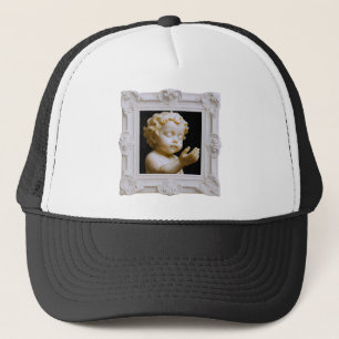 Gorra de camionero con mirada de querubín