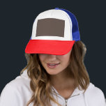 Gorra De Camionero Confiadamente contra una elegante pared marrón<br><div class="desc">Intensifique su juego con un equipo elegante de hombres de negocios. Este hombre con traje y corbata exuda confianza y estilo contra una elegante pared marrón,  ideal para un ambiente formal".</div>