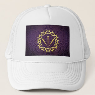 Gorra De Camionero Corona De Oro De Tornos En Fondo Púrpura Oscuro
