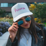 Gorra De Camionero Corona de tipos de letra de guión rosado de Prince<br><div class="desc">Princesa con letra de escritura rosa brillante con una corona dorada amarilla de dos tonos colocada sobre la capital P de la princesa.</div>