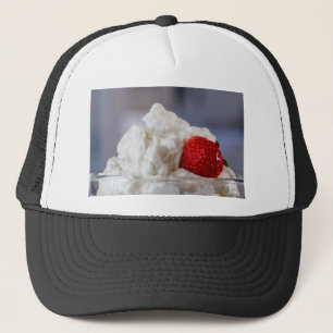Gorra De Camionero Crema con fresas en un bol de vidrio