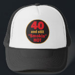 Gorra De Camionero Cuarenta y aún ahumado caliente | 40.º cumpleaños<br><div class="desc">40 y aún Fumar Gorra caliente. Un regalo divertido para el cumpleaños 40 de alguien. ⭐ 99% de mis diseños en mi tienda están hechos en capas. Esto facilita el redimensionar y mover los gráficos y el texto para que encajen perfectamente en cada producto. ⭐ (Asegúrese de cambiar el tamaño...</div>