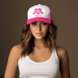 Gorra De Camionero Cuore Mio Personalizado Trucker Hat<br><div class="desc">Un vibrante camionero rosa y blanco caliente adornado con tres delicados corazones rosados impresos, con el corazón central acribillando las dulces palabras "Cuore Mio", que se traduce como "My Heart" en italiano. Debajo de este entrañable gráfico, un guión que fluye permite la personalización con cualquier nombre, añadiendo un toque de...</div>