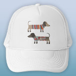 Gorra De Camionero Dachshund Wiener Sausage Dog<br><div class="desc">Perros Dachshund Wiener Sausage divertidos usando suéteres lúgubres para hacer sonreír a cualquier amante de los animales. Arte original de Nic Squirrell.</div>