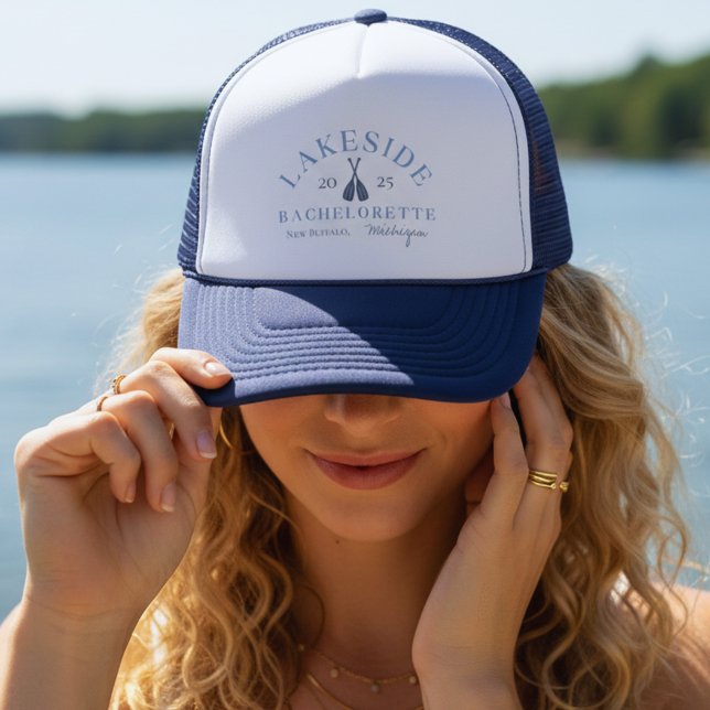 Gorra De Camionero Despedida de soltera en lago costero (Coastal Lake Bachelorette Trucker Hat)