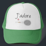 Gorra De Camionero Diseño del jugador de tenis J'adore de la Moda fra<br><div class="desc">Me encanta el diseño de tenis en lengua francesa de moda, con raqueta blanca de tenis retro. Moda clásica personalizada, preppy y elegante diseño de tenis para el jugador de tenis. Un regalo sencillo y minimalista para su entrenador de tenis o su equipo de tenis. Regalo personalizado para un jugador...</div>