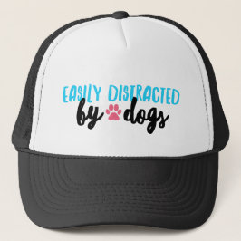 Gorra de camionero distraída por perros