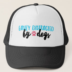 Gorra de camionero distraída por perros